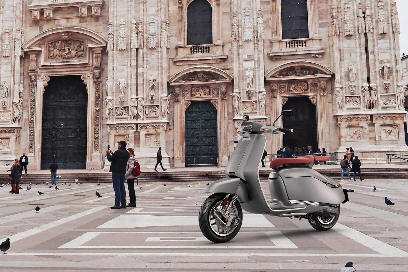 Brio II in steel grey with a red saddle, parked on Piazza del Duomo in Milan