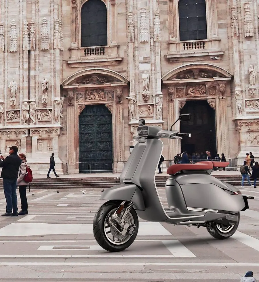 A steel-grey Brio II in front of the Duomo di Milano